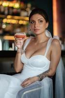 bruid in de cocktailbar foto