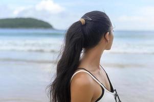 jonge mooie vrouw genieten en ontspannen op het strand, zomer, vakantie, vakantie, levensstijl concept. foto