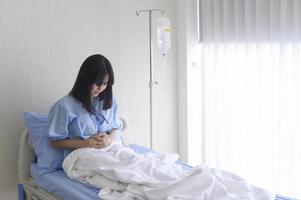 een moedeloze Aziatische vrouw patiënt. na de verklaring van de arts dat de kanker het einde van zijn beloop naderde. foto
