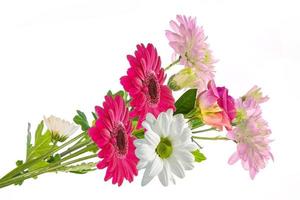 kleurrijke levendige bloemen van chrysant, gerbera, rozen geïsoleerd op een witte achtergrond. foto