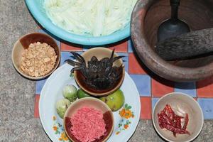 het bereiden van apparatuur voor het stampen van papajasalade-krab-thais eten is een populair straatvoedsel dat in het hele land als gezond voedsel wordt verkocht. foto