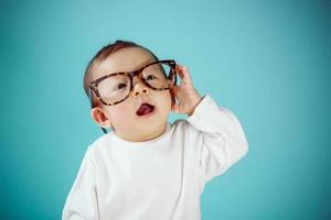 portret van een klein Aziatisch babymeisje met een bril, gezond kind met een nieuw familieconcept foto