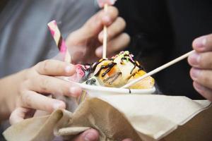 jongen die rokend snoep in emmer eet - mensen en snack happy time concept foto