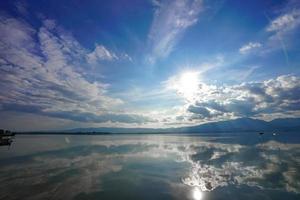 kwan phayao een meer in de provincie phayao, het noorden van thailand. schieten met de regel van derden tussen rivier, wolk en lucht. foto