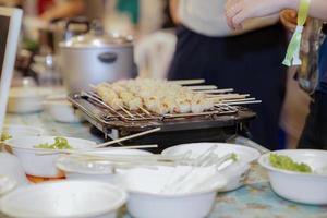 gegrilde vleesbal op de electrische grillen. foto