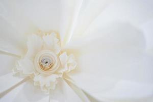 pastel papier bloem crème wit roze groen blauwe kleur met ambachtelijke kunst op de achtergrond van de witte houten plaat. foto