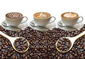 latte koffiekopje decoratie gezicht met koffieboon en houten lepel foto