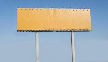 leeg geel snelwegaanplakbord over blauwe hemelachtergrond, uw tekst hier foto