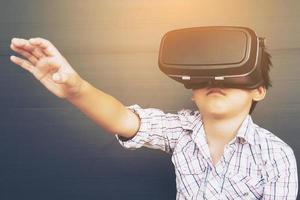 7 jaar kind dat vr virtual reality-game speelt foto