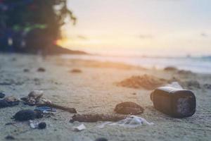 afval op zandstrand met milieuvervuilingsprobleem foto