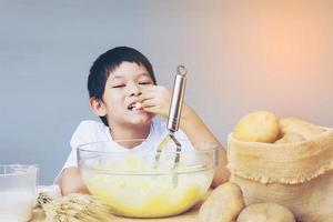 7 jaar jongen maakt graag aardappelpuree foto