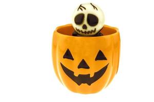 skelet speelgoed en jack-o-lantern mok beker voor halloween decoratie geïsoleerd over white foto