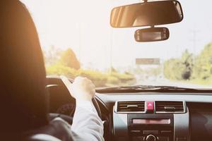 vrouw rijdende auto met twee handen foto