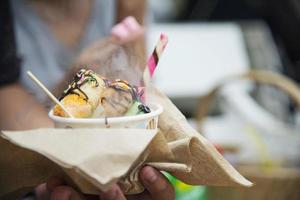 jongen die rokend snoep in emmer eet - mensen en snack happy time concept foto