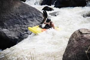 mensen die raftavontuurlijke sportactiviteiten in de rivier spelen foto