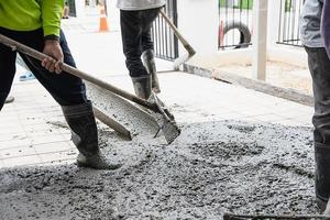 werkman doet vloerbeton gietwerk op bouwplaats foto