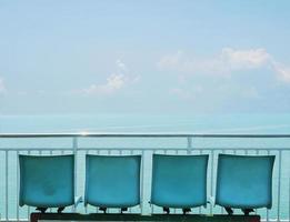 stoel op reizende boot met zee en blauwe heldere hemel vakantie concept achtergrond, thailand foto