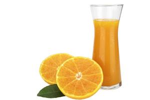 vers sinaasappelsap fruit drinken glas op witte achtergrond met uitknippad - tropisch oranje fruit voor achtergrondgebruik foto