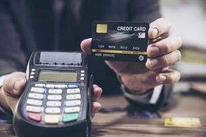 koopmanshand met creditcardmachine foto