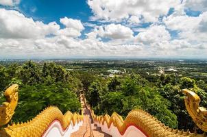 Chiang Mai stadslandschap met wat phra that doi kham tempeltrap en konige lucht foto