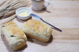 holewheat toast met droge tarwe en boter op houten tafel - bakkerij ontbijt achtergrond concept foto