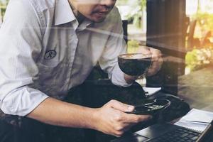 zakenman werkt met zijn computer in coffeeshop foto