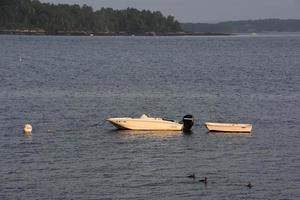 walvisvaarder met een rubberboot vastgebonden op de rug foto