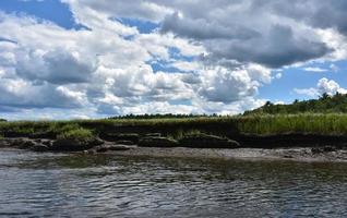 bewolkte luchten boven de oevers van de noordelijke rivier foto