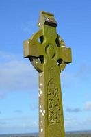 stenen keltisch kruis in ierland foto