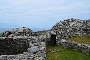 droge stenen bijenkorfhutten in ierland foto