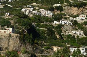 terrasvormige zeekliffen langs de kust van amalfi in italië foto