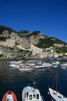 boten in de haven langs de kust van Amalfi foto