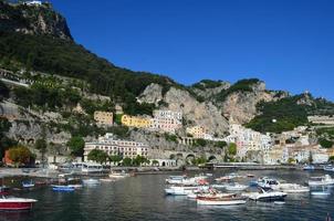 blauwe luchten boven een baai langs de amalfikust in italië foto