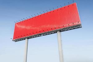 leeg rood snelwegaanplakbord over blauwe hemelachtergrond, uw tekst hier foto