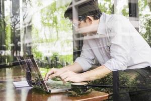 zakenman werkt met zijn computer in coffeeshop foto