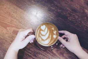 vintage koffie met latte art decoratie foto