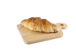 Croissantrecept op houten plaat die over witte achtergrond wordt geïsoleerd foto