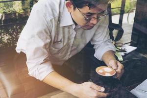 zakenman werkt met zijn computer in coffeeshop foto