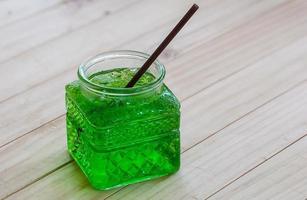 koude groene frisdrank in een groot glas over houten achtergrond foto