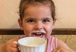 klein meisje met een glas melk