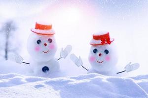 gelukkige sneeuwpop. winters landschap. prettige kerstdagen en gelukkig nieuwjaar wenskaart foto