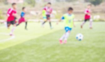 wazige foto van kinderen die voetbal oefenen op het voetbalveld