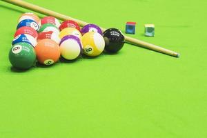 poolbal voor snookertafel met keu en krijt foto