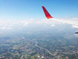 winglet van vliegtuig in de lucht tijdens zijn vlucht met mooie natuurhemel en landschapsscèneachtergrond foto