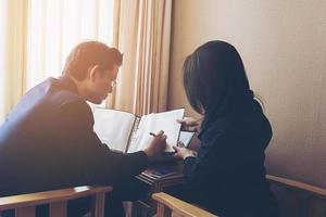 zakenman bespreken met zijn secretaresse foto