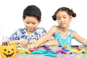 jongen en meisje spelen vrolijk kleispeelgoed foto