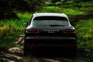 Chisinau, Moldavië - 17 juni 2021, Porsche Macan s in off-road racen vol stemming op slechte weg in Moldavië. redactionele foto. foto