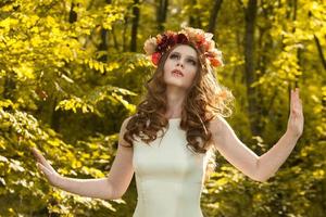 jonge vrouw met een bos gele esdoornbladeren. herfst portret van jonge vrouw. roodharig meisje in herfstbos foto