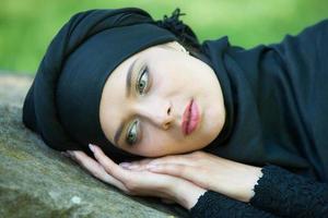 portret van een mooie moslimvrouw. jonge Arabische vrouw in hijab. foto