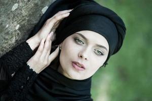portret van een mooie moslimvrouw. jonge Arabische vrouw in hijab. foto
